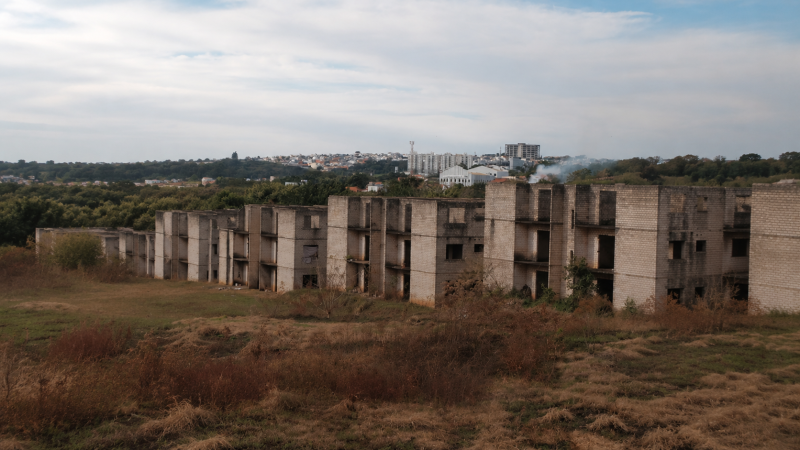 Desapropriação de obra abandonada: o que acontece quando um imóvel permanece parado por décadas?